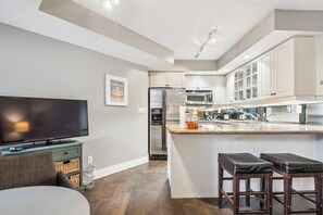 Fridge, microwave, oven, stovetop - Modern Studio Condo DT Toronto (Toronto)