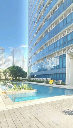 Pool - Spacious 2BR unit in the center of BGC very close to malls, resto and shops (Taguig)