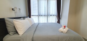 2 bedrooms, iron/ironing board, free WiFi, bed sheets - Spacious 2BR unit in the center of BGC very close to malls, resto and shops (Taguig)