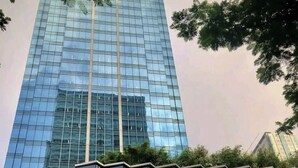 Moderni hotellirakennus, jossa on lasijulkisivu ja jonka etupuolella näkyy selvästi hotellin nimi ”GRAND HYATT”.