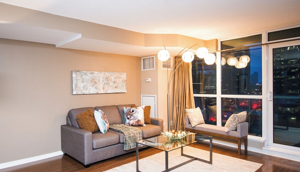 Amazingly Spacious 2-BR Condo in DT Toronto