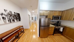 Fridge, microwave, oven, stovetop - Comfortable 1-BR Condo in DT Toronto (Toronto)