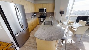 Fridge, microwave, oven, stovetop - Comfortable 2-BR Condo in DT Toronto (Toronto)