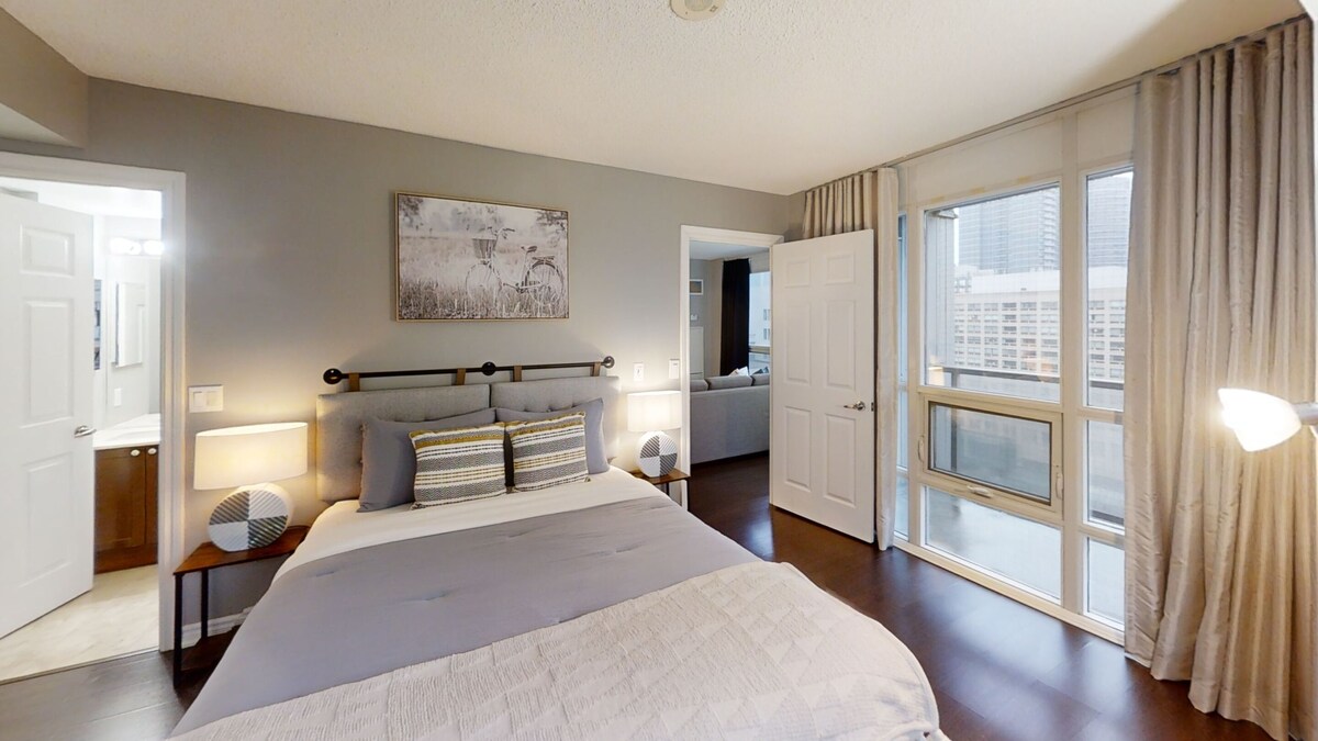 Comfortable 3-BR Condo in DT Toronto