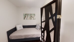 2 bedrooms, desk, iron/ironing board, free WiFi - Comfortable 1+1-BR Condo in DT Toronto (Toronto)