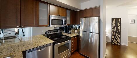 Réfrigérateur, micro-ondes, four, plaque de cuisson