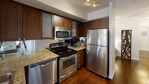 Een koelkast, een microgolfoven, een oven, een kookplaat