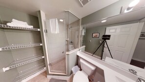 Een haardroger, handdoeken