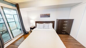 1 bedroom, desk, iron/ironing board, free WiFi - Spacious 1-BR Condo in DT Toronto (Toronto)