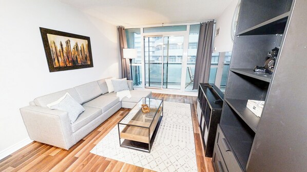 TV - Spacious 1-BR Condo in DT Toronto (Toronto)