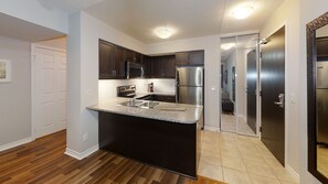 Fridge, microwave, oven, stovetop - Spacious 1-BR Condo in DT Toronto (Toronto)