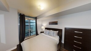 1 bedroom, desk, iron/ironing board, free WiFi - Spacious 1-BR Condo in DT Toronto (Toronto)