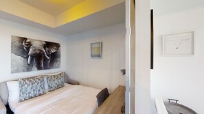 3 bedrooms, desk, iron/ironing board, free WiFi
