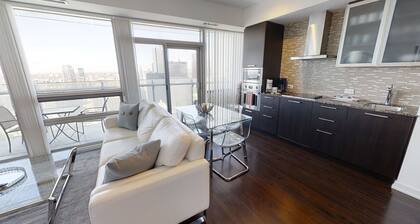 Fully-Equipped 3-BR Condo in DT Toronto