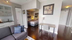 2 bedrooms, desk, iron/ironing board, free WiFi - Fully-Equipped 1+1-BR Condo in DT Toronto (Toronto)