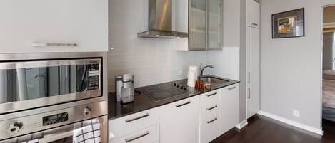 Refrigerador, microondas, horno, placa de cocina