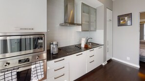 Kühlschrank, Mikrowelle, Ofen, Herdplatte