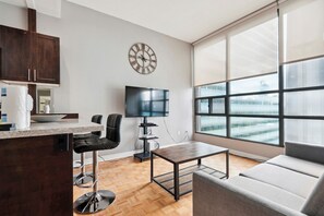 Living area - Lovely 3-BR in DT Toronto (Toronto)