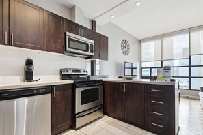 Fridge, microwave, oven, dishwasher - Lovely 3-BR in DT Toronto (Toronto)
