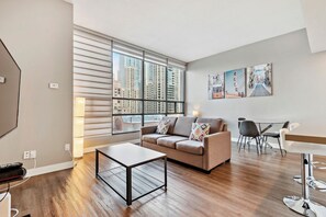 Living area - Lovely 1+1-BR in DT Toronto (Toronto)