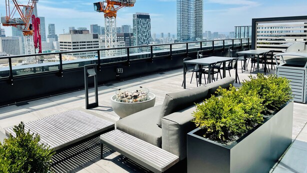 A rooftop terrace with outdoor seating, a fire pit, and a city skyline view. - Lovely 1-BR in DT Toronto (Toronto)