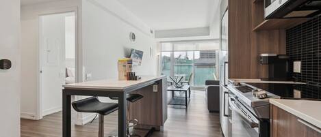 Réfrigérateur, micro-ondes, four, plaque de cuisson