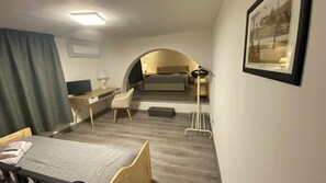 1 bedroom, desk, iron/ironing board, travel cot - Charming 2-bedroom apartment in nice Catania with AC, WiFi (Catania)