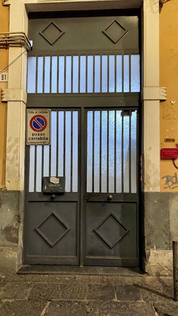 Exterior detail - Charming 2-bedroom apartment in nice Catania with AC, WiFi (Catania)