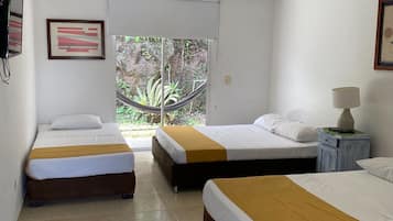 Habitación familiar, balcón | Espacio para trabajar con laptop