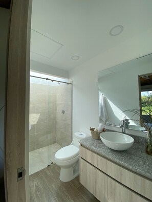 Combined shower/tub, towels, soap, toilet paper - Hotel All In One  (Armenia)