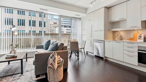 A modern apartment with a living room, dining area, and kitchen. - Modern Central 1-BR Condo in DT Toronto (Toronto)