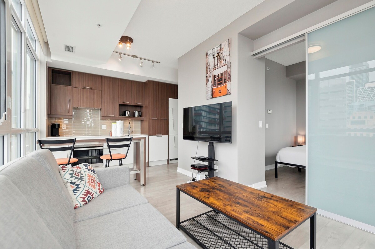Modern Central 2-BR Condo in DT Toronto