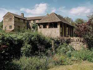 Exterior - Luxury suite with 4-poster in the heart of Lacock. Free parking & breakfast! (Lacock)