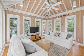 獨棟房屋, 庭園景觀 | 起居區 | 40-吋智慧型電視、數位頻道、Netflix、Hulu