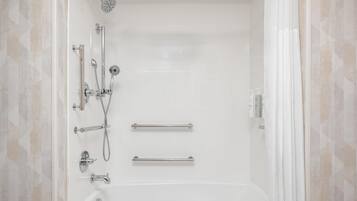 Un baño moderno con bañera, ducha y dos barras para toallas.