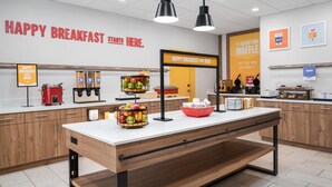 Un espace réservé au petit-déjeuner avec une pancarte indiquant : « C’EST ICI QUE COMMENCE UN PETIT-DÉJEUNER RÉUSSI. »