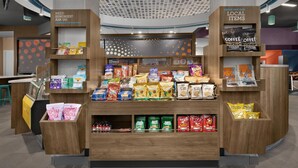 Una exhibición de aperitivos con diversos alimentos y bebidas envasados.