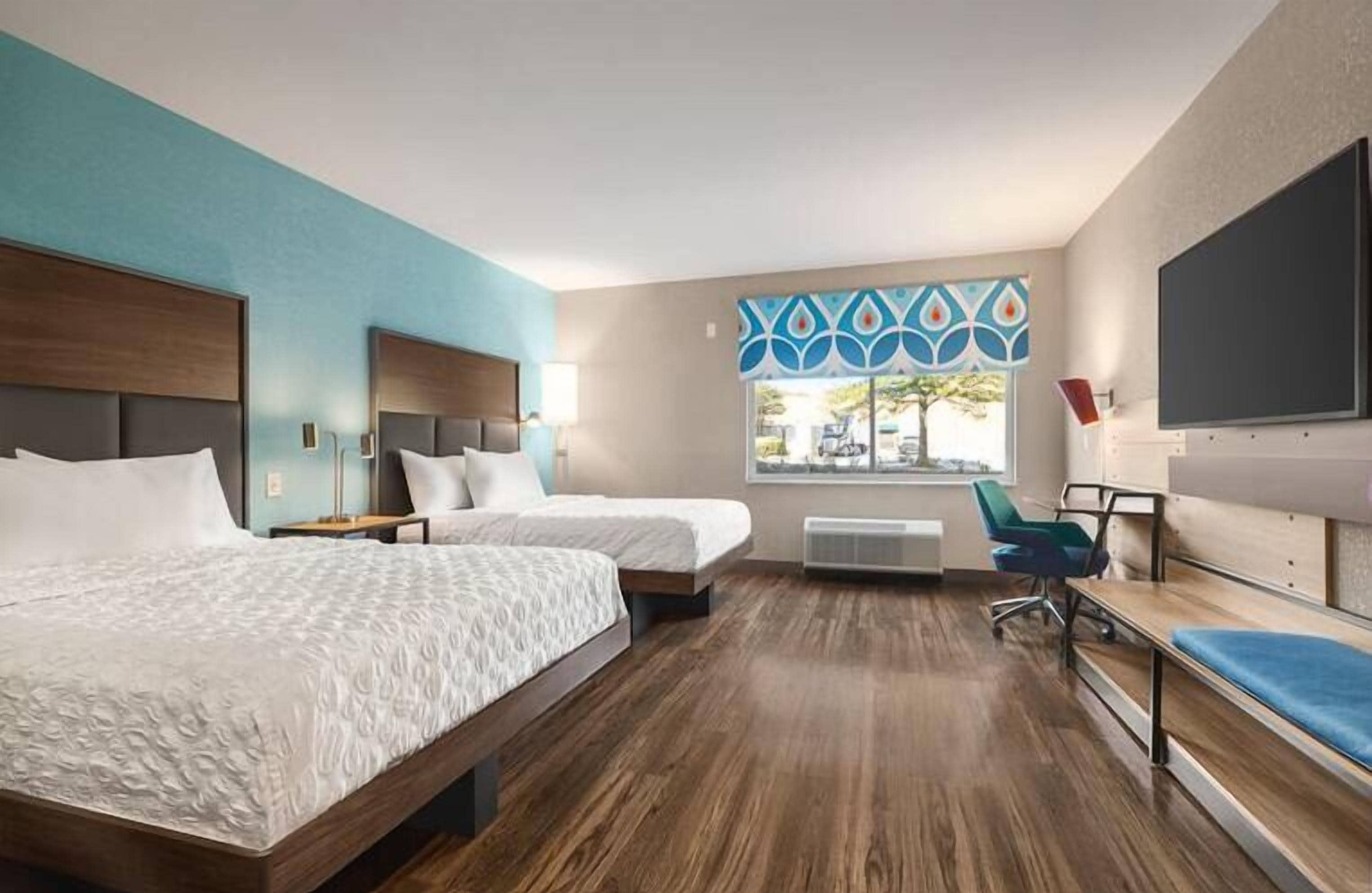 Tabla de planchar con plancha, wifi gratis y ropa de cama 