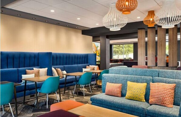 Lobby sitting area - Tru By Hilton Stockbridge (Stockbridge)