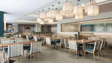 3 restaurants servant le petit déjeuner, le déjeuner et le dîner