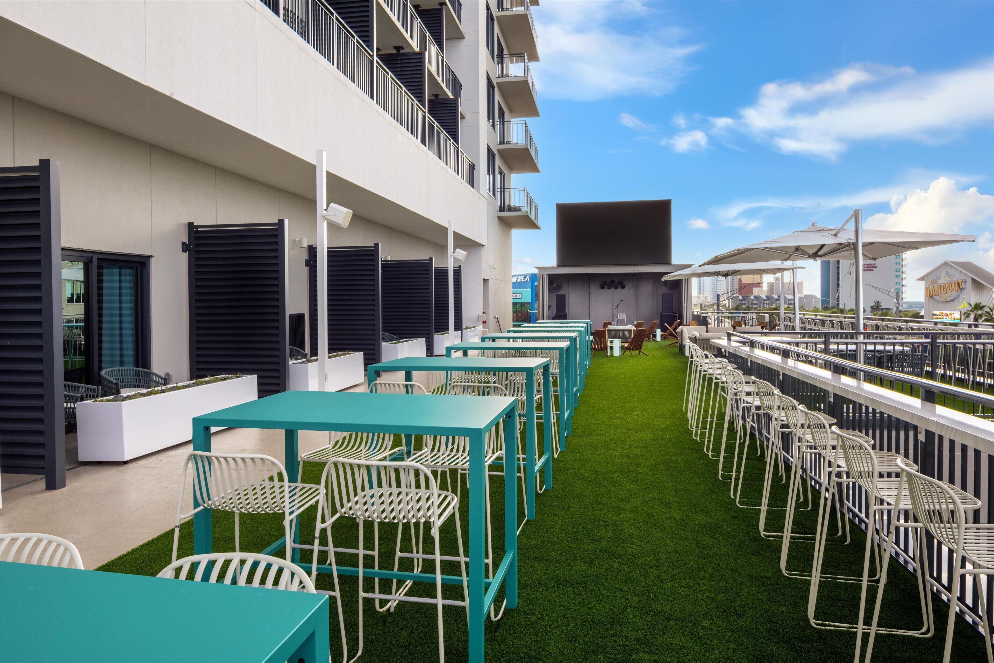 3 bars/lounges, rooftop bar, rooftop bar