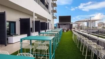 3 bars/lounges, rooftop bar, rooftop bar