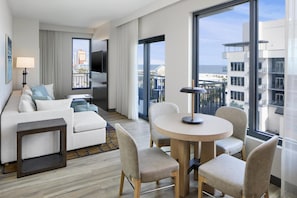 1 King Bed, Balcony, Corner Suite | Living area