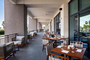 3 restaurants, dinner served