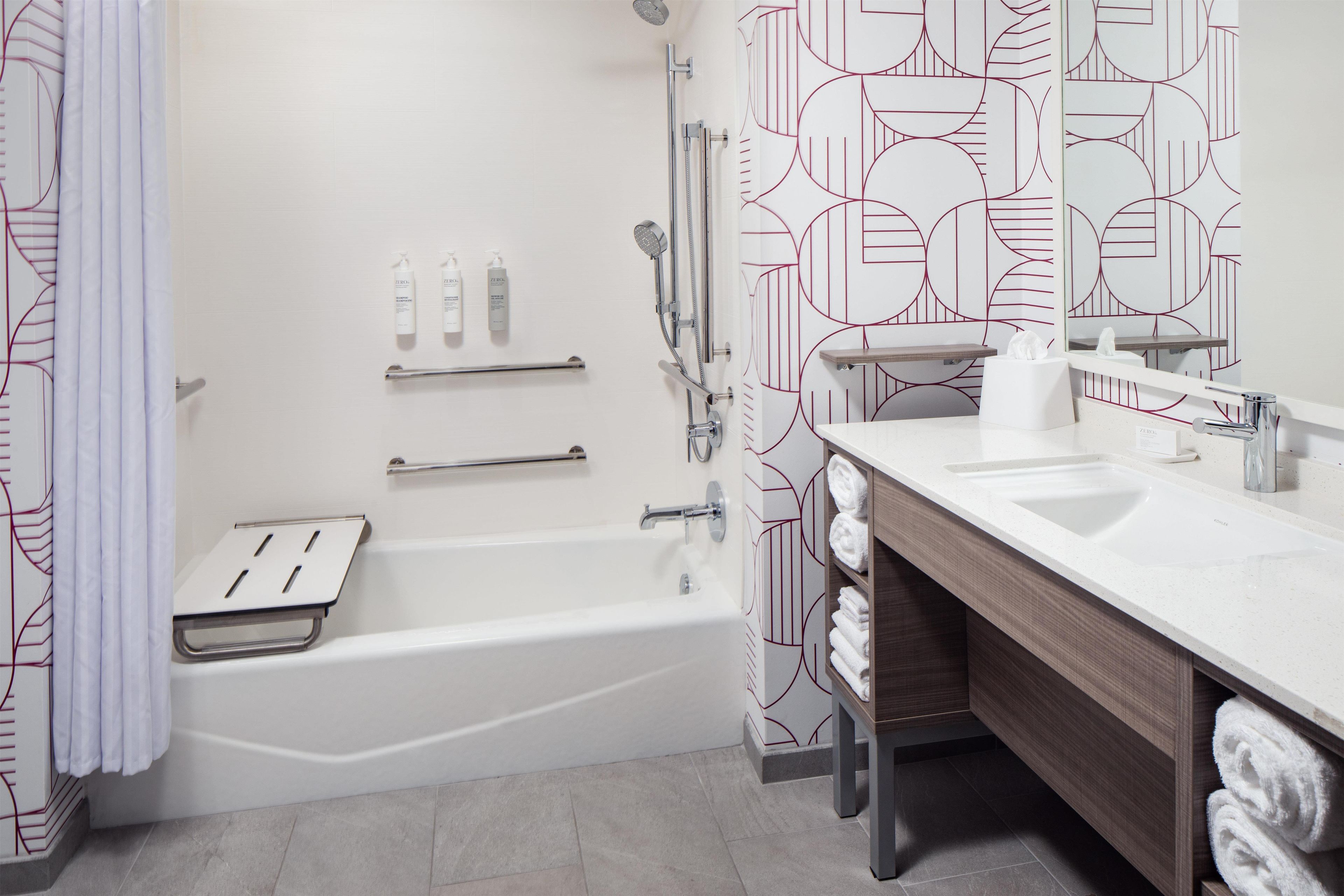Un baño moderno con bañera, ducha y tocador.