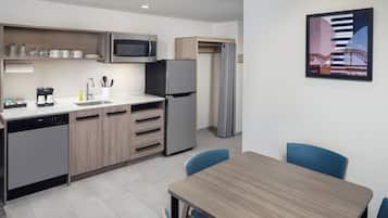 Suite, 1 habitación | Escritorio, espacio para trabajar con un portátil, cortinas opacas