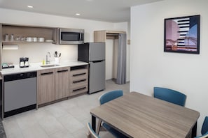 Suite, 1 habitación | Escritorio, espacio para trabajar con laptop y cortinas blackout 