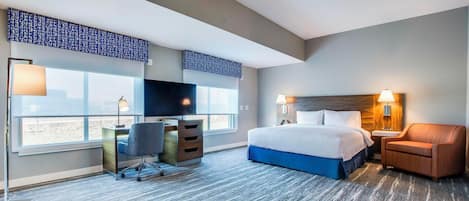 Studio, 1 King Bed, Refrigerator & Microwave (Wet bar)