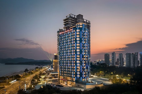 Exterior. Hilton Garden Inn Shanwei Haibin Boulevard