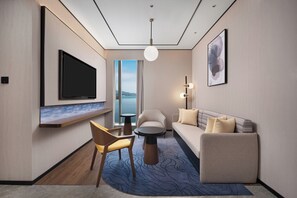 Deluxe Suite, 1 King Bed - Hilton Garden Inn Shanwei Haibin Boulevard (Shanwei)